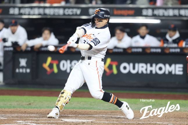 손아섭이 한국시리즈 3차전 8회말 안타를 날리고 있다. /사진=한화 이글스 제공