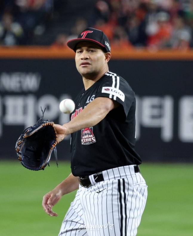 LG 치리노스가 30일 한화와 한국시리즈 4차전에서 선발 등판해 투구를 이어가고 있다. /사진=강영조 선임기자