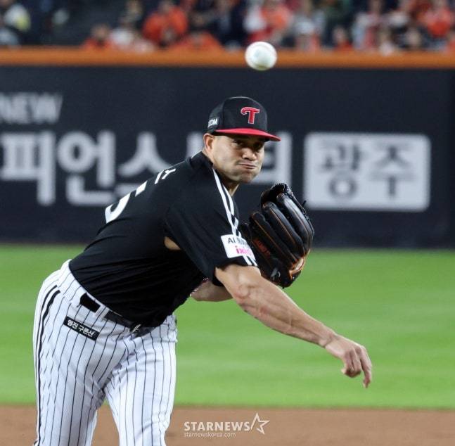 치리노스가 역투를 펼치고 있다. /사진=강영조 선임기자