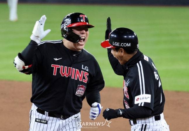LG 김현수가 30일 한화와 한국시리즈 4차전에서 9회초 역전 2타점 적시타를 때려낸 뒤 코치와 하이파이브를 하고 있다. /사진=강영조 선임기자