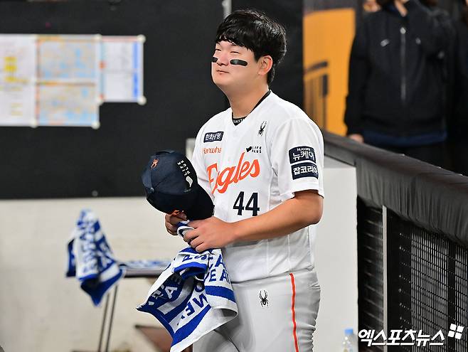 29일 오후 대전 한화생명 볼파크에서 열린 '2025 신한 SOL Bank KBO 한국시리즈' LG 트윈스와 한화 이글스의 3차전 경기, 한화가 8회에만 6점을 뽑아내며 LG에 7:3으로 역전승을 거뒀다.  이날 경기에서 승리한 한화 김서현이 팬들에게 인사를 하고 있다. 대전, 김한준 기자