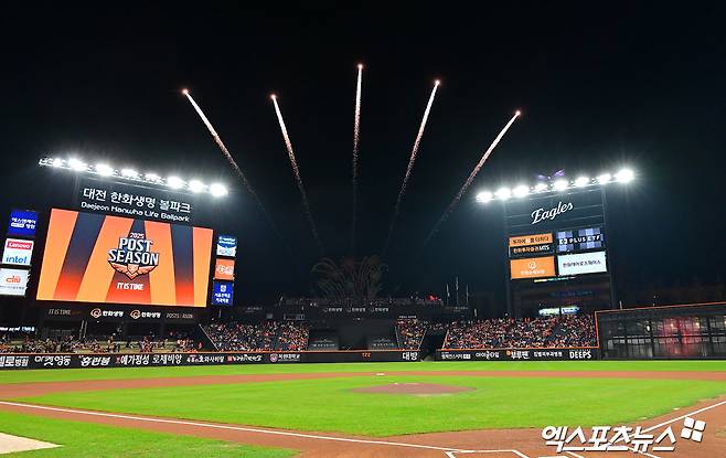 ​KBO는 29일 대전 한화생명 볼파크에서 열린 2025 신한 SOL Bank KBO리그 한화 이글스와 LG 트윈스의 한국시리즈 4차전 1만6750석이 모두 들어차며 만원관중을 달성했다고 밝혔다. 안 그래도 '1초 만에 매진된다'는 말이 나올 정도로 티켓 구하기가 어려운 볼파크, 19년 만의 한국시리즈에서는 표 구하기가 '하늘의 별 따기'다. KBO 포스트시즌 매진 행진은 지난 2023년 11월 7일 잠실구장에서 개최된 KT 위즈와 LG의 한국시리즈 1차전부터로, 어느 덧 36경기 연속 매진이다. 대전, 김한준 기자