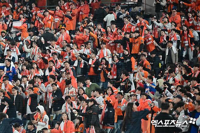 KBO는 29일 대전 한화생명 볼파크에서 열린 2025 신한 SOL Bank KBO리그 한화 이글스와 LG 트윈스의 한국시리즈 4차전 1만6750석이 모두 들어차며 만원관중을 달성했다고 밝혔다. 안 그래도 '1초 만에 매진된다'는 말이 나올 정도로 티켓 구하기가 어려운 볼파크, 19년 만의 한국시리즈에서는 표 구하기가 '하늘의 별 따기'다. KBO 포스트시즌 매진 행진은 지난 2023년 11월 7일 잠실구장에서 개최된 KT 위즈와 LG의 한국시리즈 1차전부터로, 어느 덧 36경기 연속 매진이다. 대전, 김한준 기자