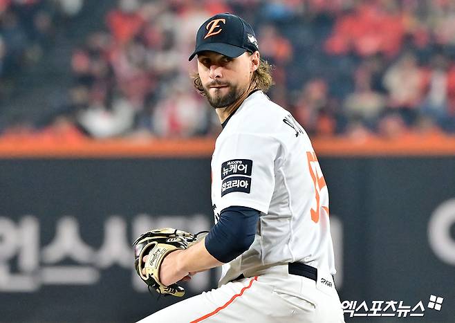 30일 오후 대전 한화생명 볼파크에서 열린 '2025 신한 SOL Bank KBO 한국시리즈' LG 트윈스와 한화 이글스의 4차전 경기, 1회초 한화 선발투수 와이스가 공을 힘차게 던지고 있다. 대전, 김한준 기자