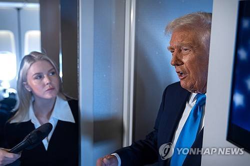 29일 일본에서 한국 향하는 에어포스원에서 트럼프 대통령(왼쪽)과 레빗 대변인 [AP=연합뉴스]