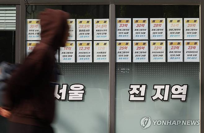 오늘부터 서울 전 지역 토지거래허가구역 (서울=연합뉴스) 신준희 기자 = 20일 마포구의 한 부동산에 매물 정보가 써붙어 있다.
    정부가 발표한 10·15 부동산 대책에 따라 이날부터 서울 전 지역과 과천, 분당 등 경기 12개 지역에서 토지거래허가제가 시행된다. 2025.10.20 hama@yna.co.kr