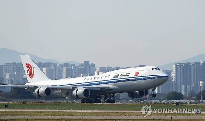 APEC 시진핑 중국 국가주석 전용기 한국 도착 (부산=연합뉴스) 손형주 기자 = 경주 APEC을 계기로 국빈 방한하는 시진핑 중국 국가주석의 전용기가 30일 부산 김해국제공항에 도착하고 있다. 2025.10.30 handbrother@yna.co.kr