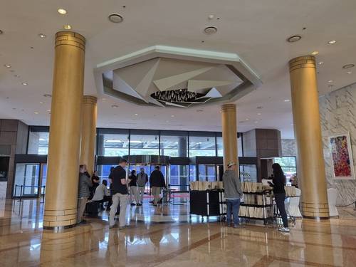 힐튼호텔 호텔 로비서 검문검색을 하는 미국 요원들 [촬영 박세진]