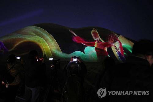 빛으로 물드는 경주 APEC의 밤     (경주=연합뉴스) 김현태 기자 = 28일 경북 경주시 대릉원에서 APEC을 맞아 2025 국가유산 미디어아트 '몽화'가 전시되어 관람객들의 시선을 사로잡고 있다. 2025.10.28
    mtkht@yna.co.kr