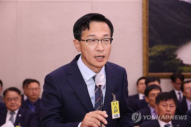 답변하는 윤성현 전 해양경찰청 수사정보국장 (서울=연합뉴스) 박동주 기자 = 윤성현 전 해양경찰청 수사정보국장이 30일 서울 여의도 국회 농림축산식품해양수산위원회에서 열린 종합감사에서 답변하고 있다. 2025.10.30 pdj6635@yna.co.kr