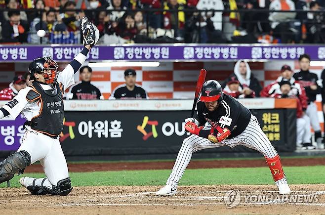 폭투로 실점하는 한화 (대전=연합뉴스) 김인철 기자 = 29일 대전 한화생명 볼파크에서 열린 2025 프로야구 KBO리그 포스트시즌 한국시리즈 3차전 LG 트윈스와 한화 이글스의 경기. 8회초 1사 1, 3루 LG 오스틴 타석 때 한화 김서현의 폭투로 공이 빠지고 있다. 2025.10.29 yatoya@yna.co.kr