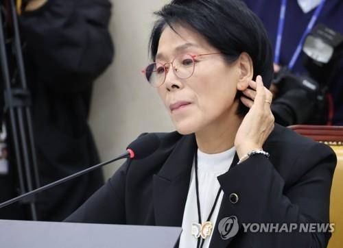 사퇴 요구 발언 듣는 최민희 위원장 (서울=연합뉴스) 류영석 기자 = 30일 국회 과학기술정보방송통신위원회에서 열린 종합감사에서 최민희 위원장이 국민의힘 박정훈 의원의 사퇴 요구 발언을 듣고 있다. 2025.10.30 ondol@yna.co.kr