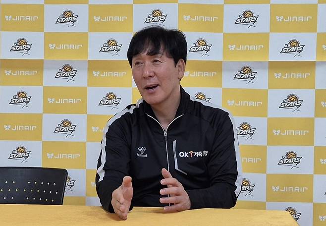 인터뷰하는 신영철 OK저축은행 감독 (의정부=연합뉴스) 김경윤 기자 = OK저축은행의 신영철 감독이 30일 경기도 의정부 경민대체육관에서 열리는 2025-2026 프로배구 남자부 KB손해보험과 경기를 앞두고 인터뷰하고 있다. 2025.10.30. cycle@yna.co.kr