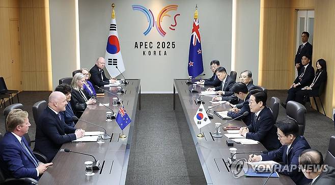 한-뉴질랜드 양자회담 (경주=연합뉴스) 한상균 기자 = 이재명 대통령과 크리스토퍼 럭슨 뉴질랜드 총리가 30일 경북 경주 APEC 정상회의장에서 양자회담을 하고 있다. 2025.10.30 xyz@yna.co.kr