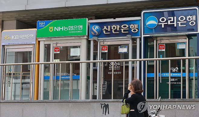 4대금융, 불경기에도 1분기 순이익 4.9조원 (서울=연합뉴스) 신현우 기자 = 국내외 불확실성 고조로 경기가 얼어붙었지만 4대금융그룹(KB·신한·하나·우리)은 1분기 기준 역대 최대 수준의 순이익을 냈다. 27일 금융권에 따르면 4대금융의 1분기 순이익이 4조9천289억원으로 집계됐다. 작년 1분기(4조2천215억원)보다 7천74억원(16.8%) 불어났다.
사진은 27일 서울 시내 은행 현금인출기(ATM) 모습. 2025.4.27 nowwego@yna.co.kr