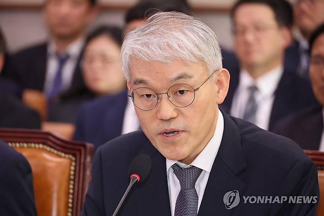 답변하는 천대엽 법원행정처장 (서울=연합뉴스) 박동주 기자 = 천대엽 법원행정처장이 30일 서울 여의도 국회 법제사법위원회에서 열린 종합감사에서 답변하고 있다. 2025.10.30 pdj6635@yna.co.kr