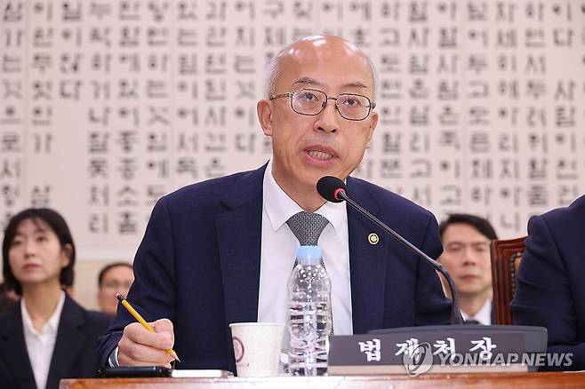 답변하는 조원철 법제처장 (서울=연합뉴스) 박동주 기자 = 조원철 법제처장이 30일 서울 여의도 국회 법제사법위원회에서 열린 종합감사에서 답변하고 있다. 2025.10.30 pdj6635@yna.co.kr