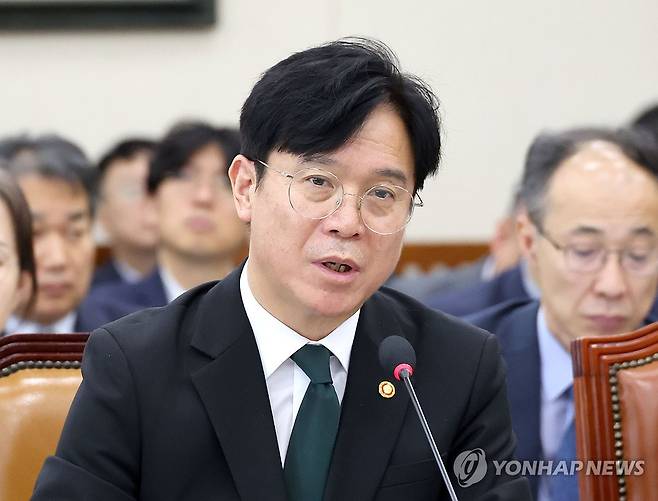 기후노동위 종합감사 출석한 김영훈 장관 (서울=연합뉴스) 류영석 기자 = 김영훈 고용노동부 장관이 30일 국회 기후에너지환경고용노동위원회에서 열린 종합감사에서 의원 질의에 답변하고 있다. 2025.10.30 ondol@yna.co.kr