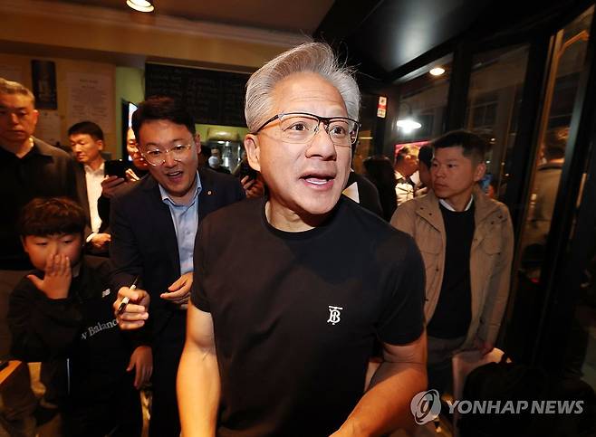 인사하는 젠슨 황 (서울=연합뉴스) 이진욱 기자 = 젠슨 황 엔비디아 최고경영자가 30일 서울 삼성동 한 치킨집에서 진행된 이재용 삼성전자 회장, 정의선 현대차그룹 회장과 치맥 회동 중 시민들에게 인사를 하고 있다. 2025.10.30 [공동취재] cityboy@yna.co.kr