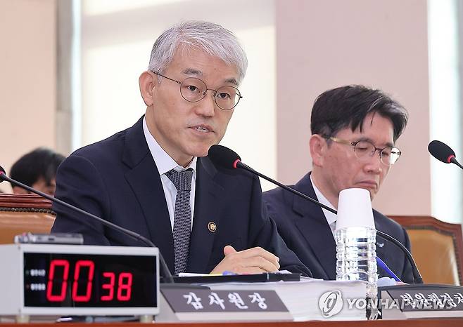 답변하는 천대엽 법원행정처장 (서울=연합뉴스) 박동주 기자 = 천대엽 법원행정처장이 30일 서울 여의도 국회 법제사법위원회에서 열린 종합감사에서 답변하고 있다. 2025.10.30 pdj6635@yna.co.kr