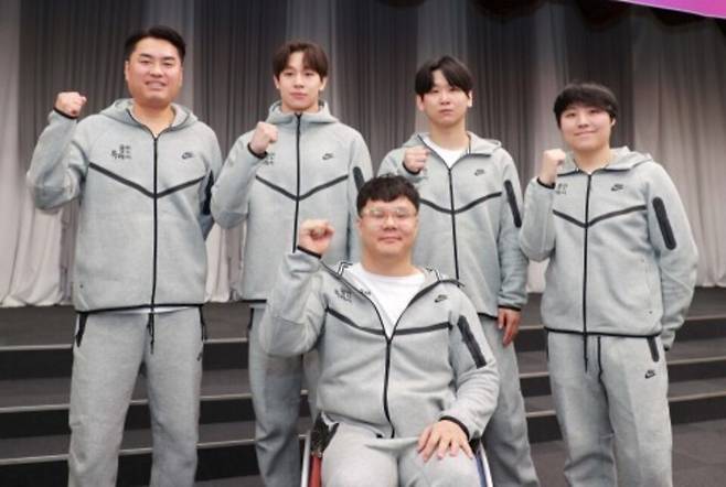 ▲ 용인시 장애인 수영팀.(사진 왼쪽에서 첫번째가 주길호 감독)