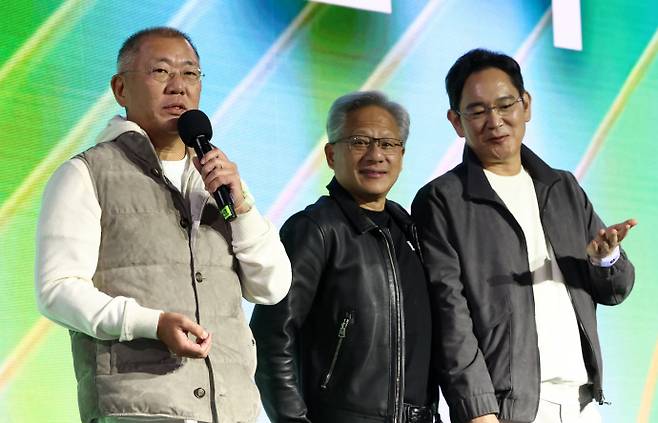 지포스 기념 행사 참석한 젠슨 황-이재용-정의선젠슨 황 엔비디아 최고경영자와 이재용 삼성전자 회장, 정의선 현대차그룹 회장이 30일 서울 코엑스에서 열린 엔비디아의 그래픽카드(GPU) '지포스' 출시 25주년 행사에 참석해 있다. /연합뉴스