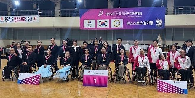 울산 댄스스포츠 선수들이 31일 하루에만 금메달 7개, 은메달 1개, 동메달 2개 등을 따내며 효자 종목 노릇을 톡톡히 해냈다. 단체전 금메달을 따낸 장혜정, 배정부, 이영호, 서지은, 이대명이 단체 기념촬영을 하고 있다.