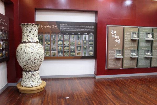 김해분청도자박물관 전시실.