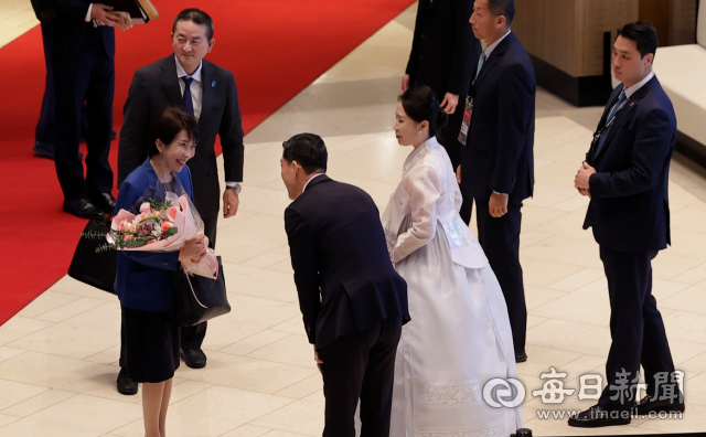 지난 30일 APEC 정상회의 참석을 위해 방한한 다카이치 사나에 일본 총리가 라한셀렉트 경주에 도착한 뒤 인사를 나누고 있다. 라한셀렉트 제공