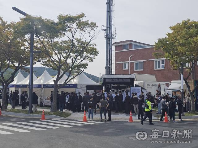 경주 APEC를 맞아 국제미디어센터 인근에 설치된 K-FOOD 홍보부스에서 한식업체인 옥동식이 마련한 돼지곰탕을 맛보기 위해 긴 줄이 늘어서 있다. 신동우 기자
