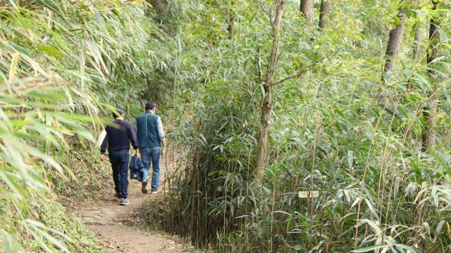 두 친구가 경남 밀양시 금시당에서 잔도로 돌아가는 아리랑길을 따라 걷고 있다. 남태우 기자