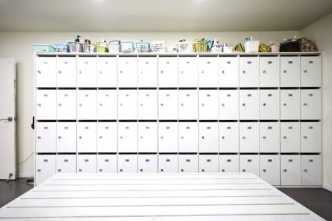 녹수탕은 옷장과 평상까지 화이트 일색이다.