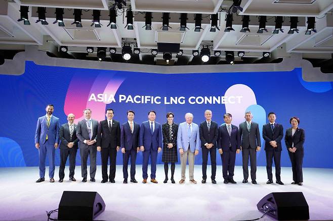 30일 부산 기장군 아난티 앳 부산 코브 호텔에서 열린 ‘아시아 퍼시픽 LNG 커넥트 나이트(Asia Pacific LNG Connect Night)’ 전야제 행사에서 참석자들이 기념촬영을 하고 있다. 왼쪽부터 애리얼 핸들러 넥스트데케이드 수석부사장, 션 피트 산토스 부사장, 네이선 윌 프리포트 LNG 최고사업책임자(CCO), 자투롱 워라윗 수라왓타하나 PTT 수석부사장, 추형욱 SK이노베이션 대표이사, 최태원 SK그룹 회장, 제인 프레이저 씨티그룹 최고경영자(CEO), 해롤드 햄 컨티넨탈 리소시스 명예회장, 케이스케 사다모리 국제에너지기구 에너지시장·안보국장, 주영준 한화퓨처프루프 사업담당 사장, 샴사이리 M 이브라힘 페트로나스 부사장, 오카모토 스나오 오사카가스 LNG글로벌 총괄, 야오 유미코 도쿄가스 전무이사.(사진=SK이노베이션.)