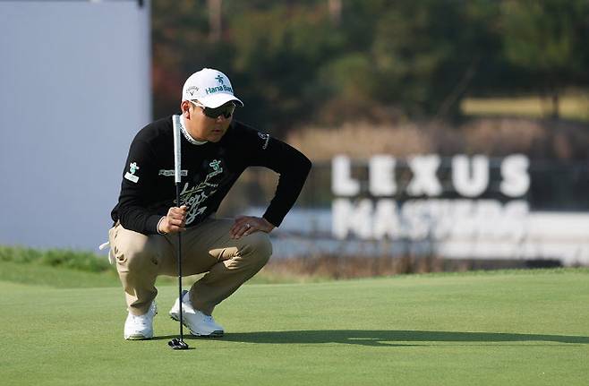 함정우가 18번홀 그린에서 경사를 살피고 있다. (사진=KPGA)