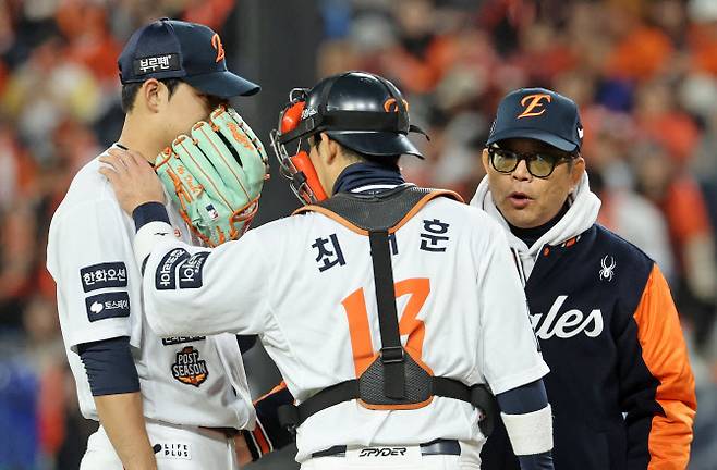 31일 대전한화생명볼파크에서 열린 2025 프로야구 KBO리그 포스트시즌 한국시리즈 5차전 LG 트윈스와 한화 이글스의 경기. 1회초 LG에게 실점한 한화 문동주가 양상문 코치와 대화하고 있다. 사진=연합뉴스