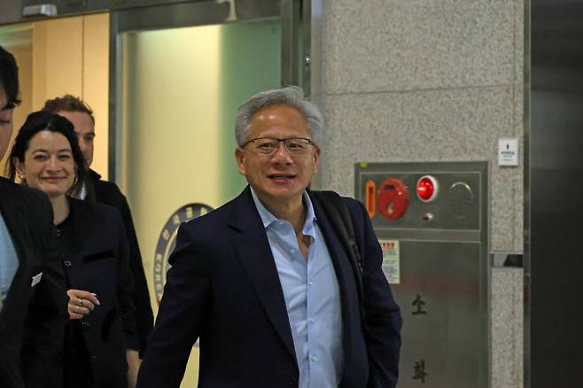 젠슨 황 엔비디아 최고경영자(CEO)가 31일 포항경주공항에서 출국하고 있다.(사진=연합뉴스)