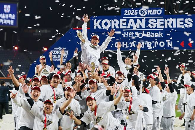 31일 대전한화생명볼파크에서 열린 2025 프로야구 KBO리그 포스트시즌 한국시리즈 시상식에서 통합 우승을 차지한 LG 트윈스 선수들이 염경엽 감독을 헹가래 치며 기뻐하고 있다. 사진=연합뉴스