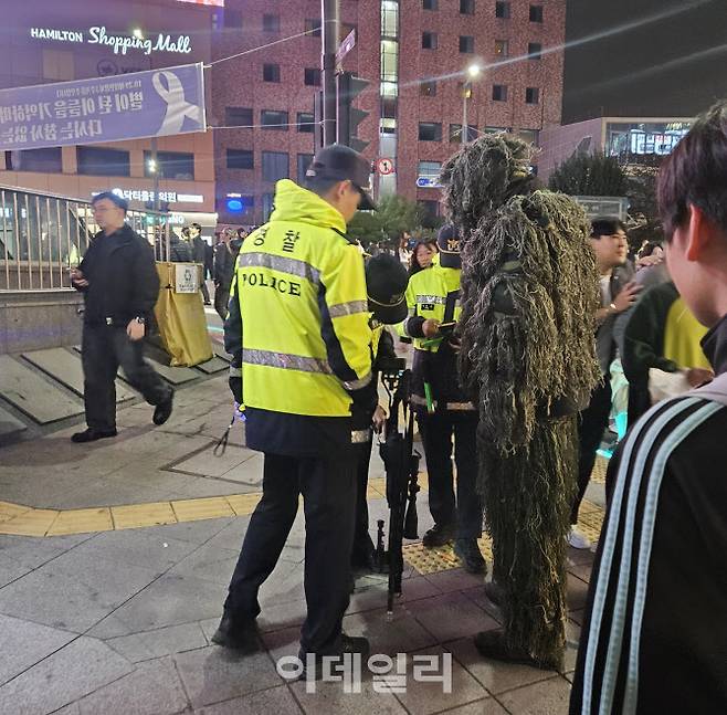 31일 이태원 거리에서 군인 코스프레를 한 사람이 경찰의 제재를 받고 있다. (사진=방보경 기자)