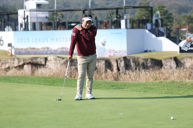 이승택이 31일 열린 KPGA 투어 렉서스 마스터즈 2라운드에서 버디를 놓친 후 아쉬워하고 있다.