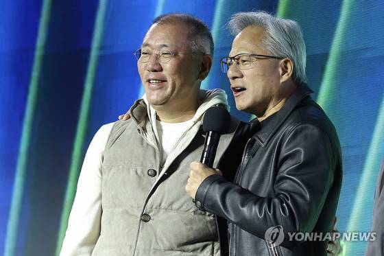 젠슨 황 엔비디아 최고경영자와 정의선 현대차그룹 회장이 30일 서울 코엑스에서 열린 엔비디아의 그래픽카드(GPU) '지포스' 출시 25주년 행사에서 단상에 올라 있다. 〈사진=연합뉴스〉
