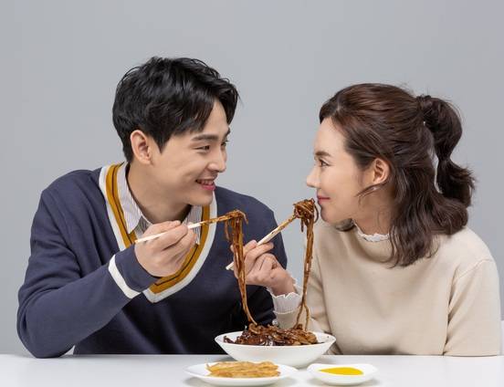 짜장면 한 그릇을 젊은 남녀가 사이좋게 나눠 먹고 있다. 전 세계 인구의 약 10%는 셀리악병이나 밀 알레르기가 없어도 밀가루로 만든 면류와 빵 등 음식을 먹으면 복통 설사 변비 두통 등 증상을 일으킬 수 있다는 연구 결과가 나왔다. 글루텐을 비롯한 몇몇 성분에 대한 높은 민감성 탓이다. 사진=게티이미지뱅크