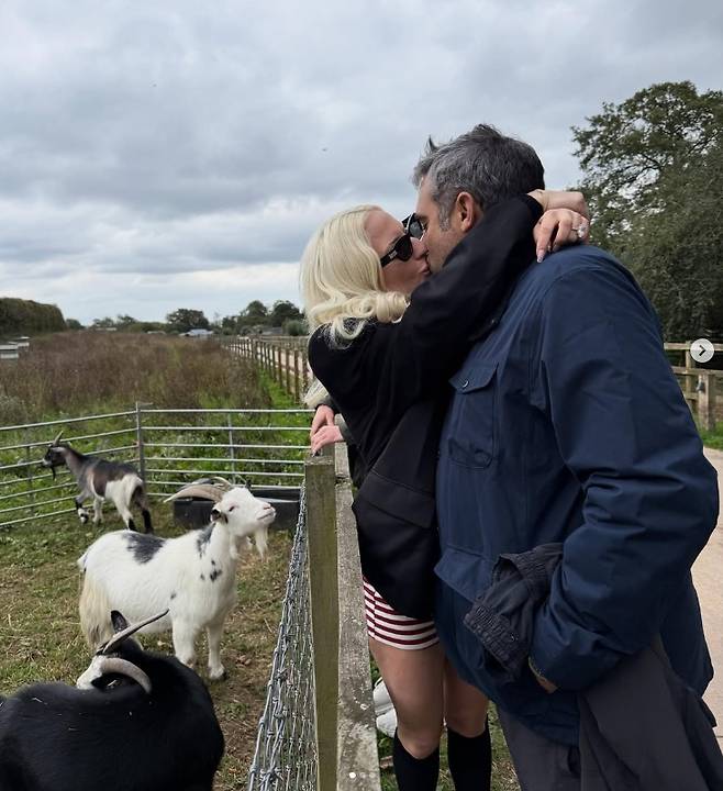 8세 연하의 연인인 IT 기업가 마이클 폴란스키와 염소 목장 근처에서 즐거운 한때를 보내고 있는 가수 겸 배우 레이디 가가. 그녀는 밀가루 속 글루텐 성분을 뺀 글루텐 프리 식단을 잘 지키는 것으로도 유명하다. 사진=레이디 가가 인스타그램