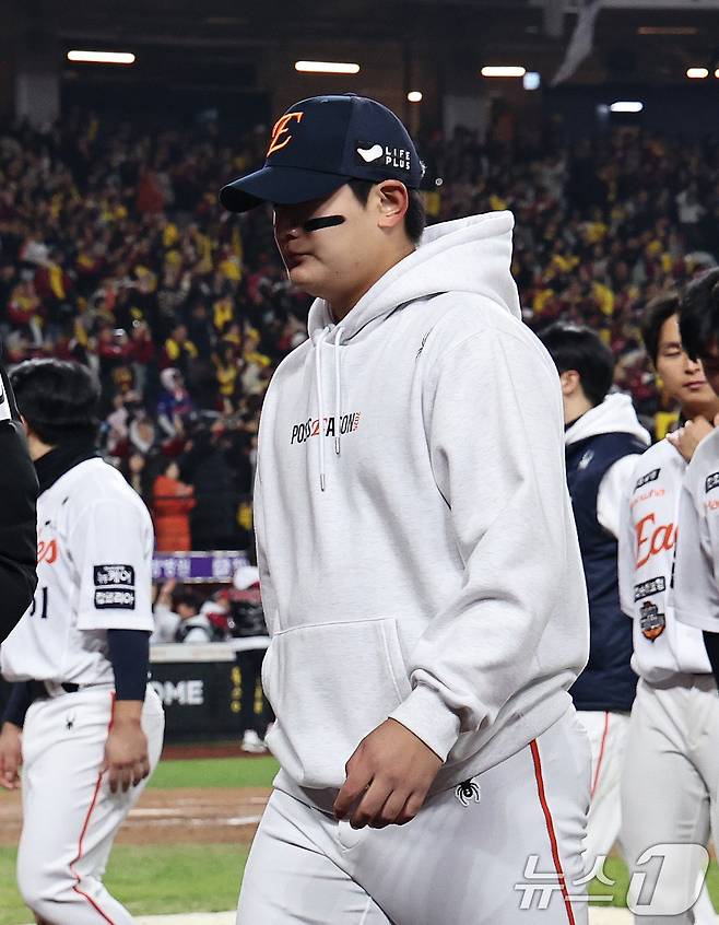 30일 대전 한화생명볼파크에서 열린 프로야구 2025 신한 SOL뱅크 KBO 포스트시즌 한국시리즈 4차전 LG 트윈스와 한화 이글스의 경기, LG에 7-4 역전패한 한화의 김서현이 경기장을 나서고 있다. 2025.10.30/뉴스1 ⓒ News1 구윤성 기자