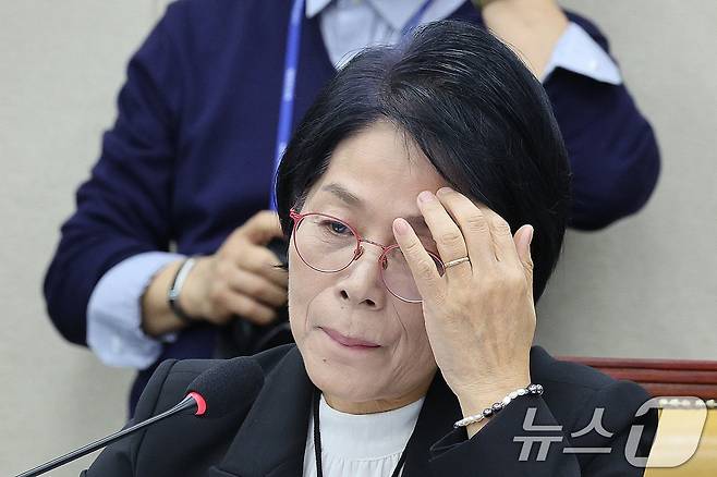 최민희 위원장이 30일 서울 여의도 국회 과학기술정보방송통신위원회에서 열린 과방위 국정감사 마지막날 생각에 잠겨 있다. 2025.10.30/뉴스1 ⓒ News1 신웅수 기자