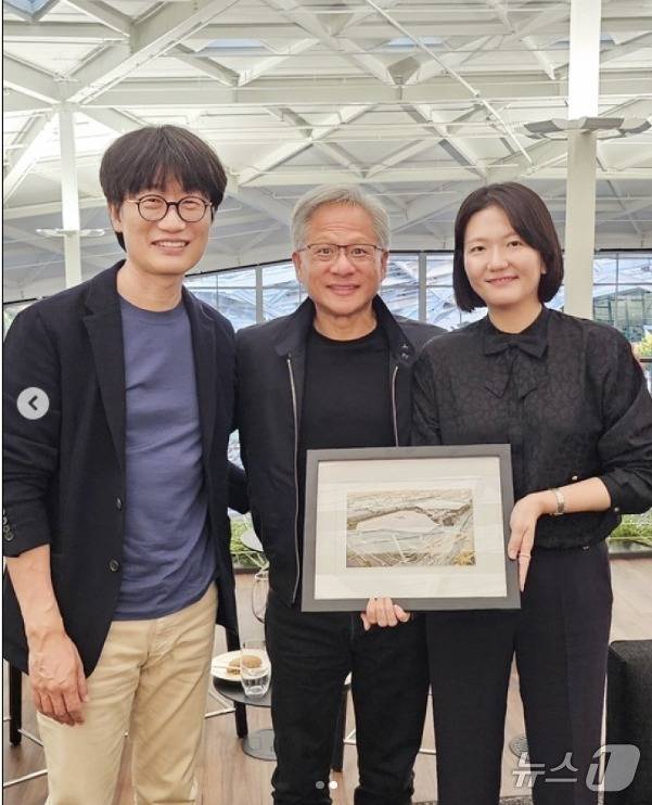 이해진 의장이 네이버 글로벌투자책임자(GIO) 시기 최수연 네이버 대표와 젠슨 황 엔비디아 최고경영자(CEO)와 만났다.(네이버 인스타그램 갈무리)/뉴스1