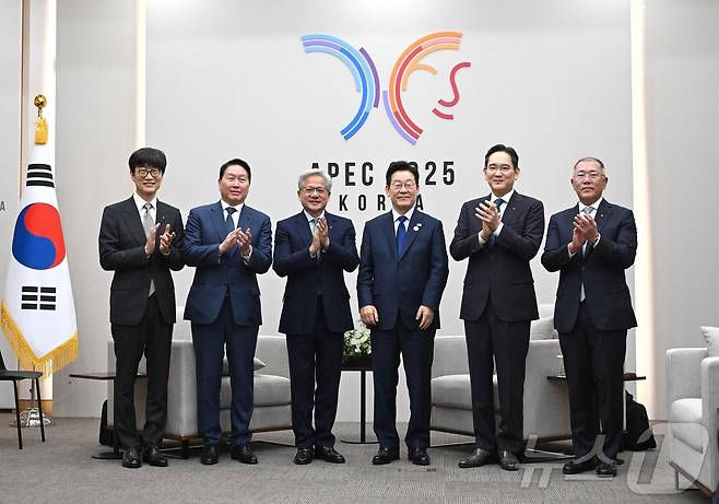 이재명 대통령이 31일 아시아태평양경제협력체(APEC) 정상회의가 열린 경주 화백컨벤션센터에서 젠슨 황 엔비디아 최고경영자가 접견에 앞서 국내 기업 대표들과 함께 기념촬영을 하고 있다. 왼쪽부터 이해진 네이버 이사회 의장, 최태원 SK그룹 회장, 젠슨 황 엔비디아 CEO, 이재명 대통령, 이재용 삼성전자 회장, 정의선 현대차그룹 회장. 2025.10.31/뉴스1 ⓒ AFP=뉴스1 ⓒ News1 박지혜 기자