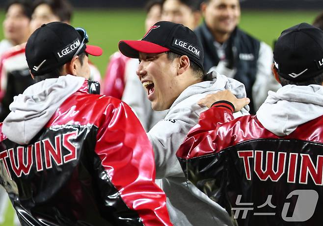 30일 대전 한화생명볼파크에서 열린 프로야구 2025 신한 SOL뱅크 KBO 포스트시즌 한국시리즈 4차전 LG 트윈스와 한화 이글스의 경기, LG 김현수가 7대4 승리 후 동료들과 기쁨을 나누고 있다. 2025.10.30/뉴스1 ⓒ News1 김도우 기자