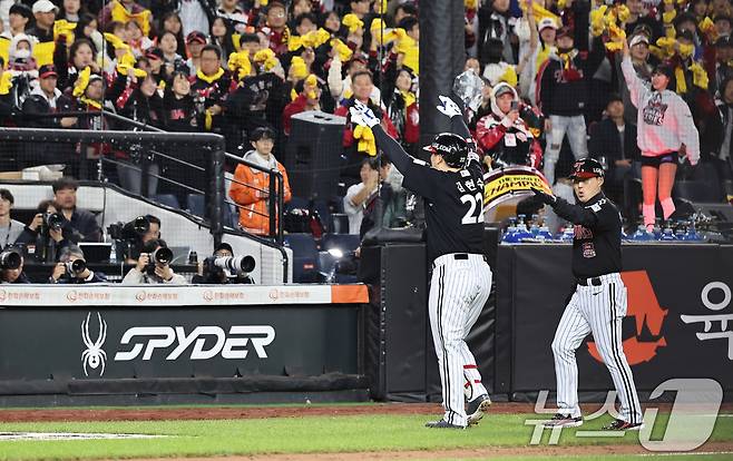 31일 오후 대전 한화생명볼파크에서 열린 프로야구 2025 신한 SOL뱅크 KBO 한국시리즈 5차전 LG트윈스와 한화 이글스의 경기, LG 김현수가 8회초 무사 1루때 안타를 치고 대주자 최원영과 교체되며 두손을 높이 들어보이고 있다. 2025.10.31/뉴스1 ⓒ News1 구윤성 기자