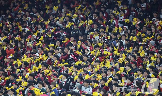 31일 대전 한화생명볼파크에서 열린 프로야구 2025 신한 SOL뱅크 KBO 포스트시즌 한국시리즈 5차전 LG 트윈스와 한화 이글스의 경기에서 LG팬이 응원을 펼치고 있다. 2025.10.31/뉴스1 ⓒ News1 김기태 기자