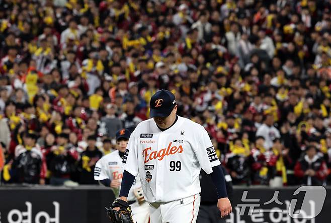 31일 대전 한화생명볼파크에서 열린 프로야구 2025 신한 SOL뱅크 KBO 포스트시즌 한국시리즈 5차전 LG 트윈스와 한화 이글스의 경기, 한화 류현진이 9회초 1실점으로 이닝을 마치고 더그아웃으로 향하고 있다. 2025.10.31/뉴스1 ⓒ News1 구윤성 기자